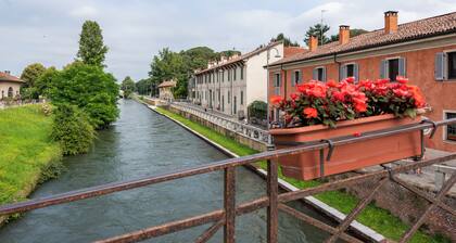Suite apartment on Naviglio Castel view