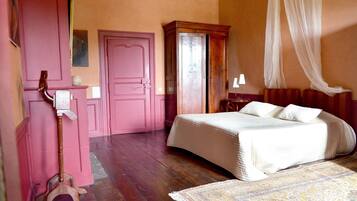 7 bedrooms, WiFi, bed sheets