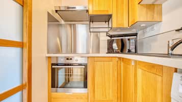 Een koelkast, een magnetron, een oven, een kookplaat