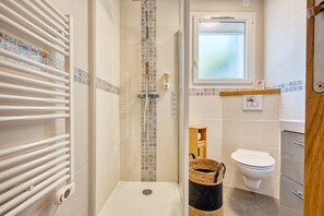 Dusche, Haartrockner, Handtücher