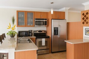 Fridge, microwave, stovetop, dishwasher