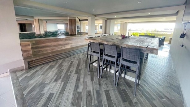 Una cocina amplia con una isla grande, diseño moderno y vistas al agua.