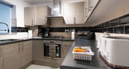 D'luxe 5 Beds Home in Twickenham, London