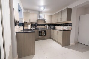 Fridge, microwave, oven, stovetop - D'luxe 5-bed House - Sleeps 12 & Private Parking (Isleworth)