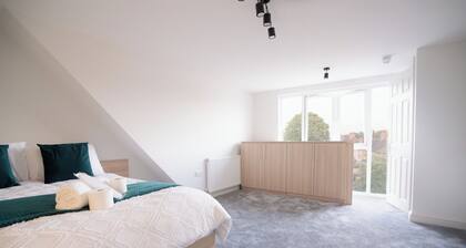 D'luxe 5-bed House - Sleeps 12 & Private Parking