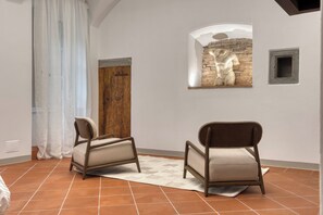 Junior Suite, Courtyard View | In-room safe, soundproofing - Palazzo Salvecchio (Bergamo)