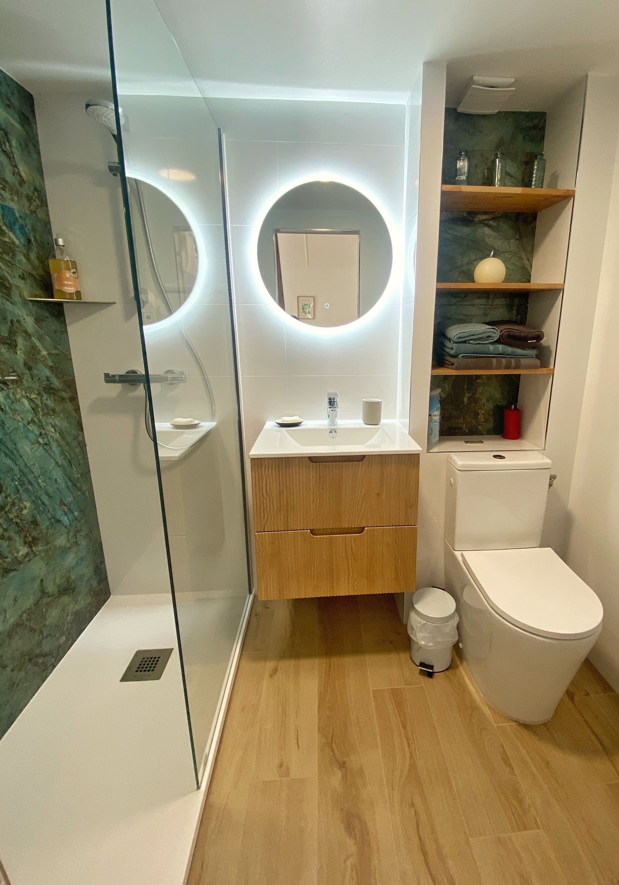 Dusche, Haartrockner, Handtücher, Toilettenpapier