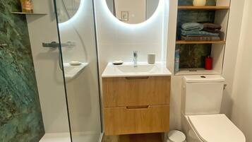 Dusche, Haartrockner, Handtücher, Toilettenpapier