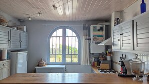 Een microgolfoven, een oven, een kookplaat, een vaatwasser