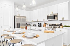 Fridge, microwave, oven, stovetop - 673 BRAND NEW 3BR Luxury House by Disney Orlando (Davenport)