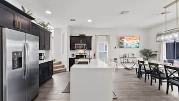 雪櫃、微波爐、焗爐、爐具