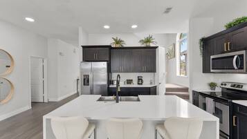 雪櫃、微波爐、焗爐、爐具