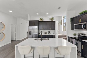 Refrigerador, microondas, horno, placa de cocina
