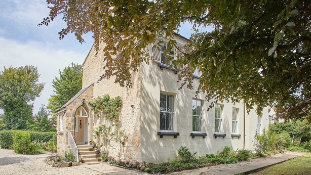 A stone house with a gabled roof, a front entrance with steps, and a small porch. - Host Stay Thornecroft (Knaresborough)
