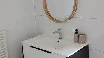 Douche, serviettes fournies, papier toilette