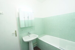 Haartrockner, Handtücher, Toilettenpapier