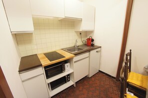 Micro-ondes, four, plaque de cuisson