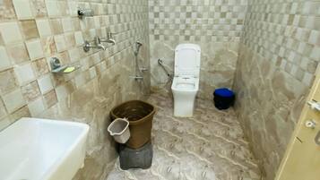 Deluxe Triple Room, Air conditioning | Bathroom