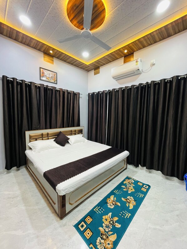 Deluxe Room, 1 King Bed, Air conditioning | Memory foam beds, free WiFi - Rudransh Vintage Home (Varanasi)