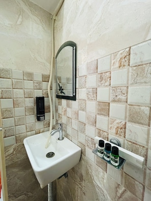 Deluxe Triple Room, Air conditioning | Bathroom - Rudransh Vintage Home (Varanasi)