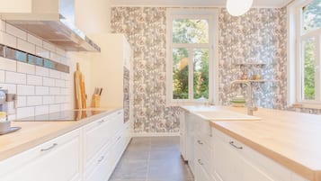 Een koelkast, een magnetron, een oven, een kookplaat