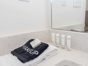 Dusche, Haartrockner, Handtücher