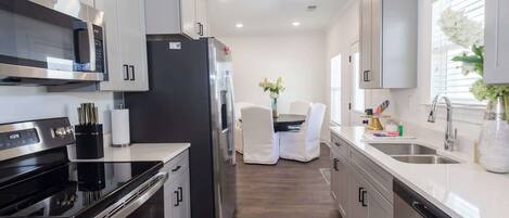 Réfrigérateur, micro-ondes, plaque de cuisson, lave-vaisselle