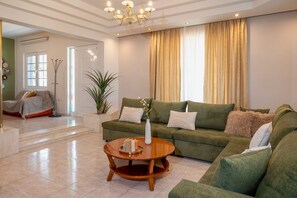 Televisio, takka, työhuone