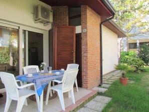 Outdoor dining - Villa with garden near the beach (Bibione)