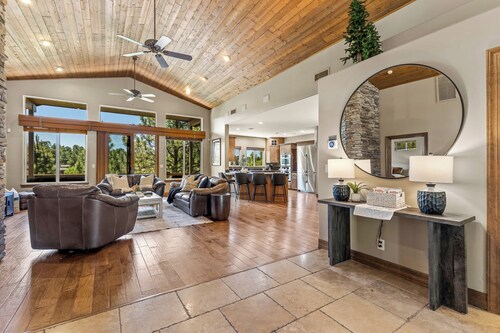 New | Immaculate Cabin | Gym | HotTub | Golf View