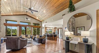 New | Immaculate Cabin | Gym | HotTub | Golf View