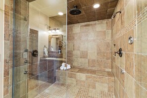 Dusche, Haartrockner, Handtücher, Shampoo