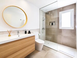 Shower, hair dryer, towels