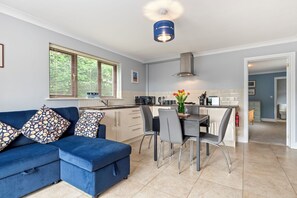 冰箱、微波炉、烤箱、烤面包机