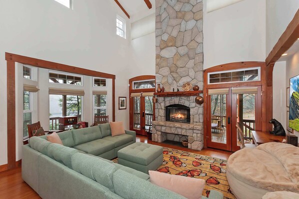 Living area - Matterhorn Peak Lodge – Upscale Mountain Escape (Lake Arrowhead)