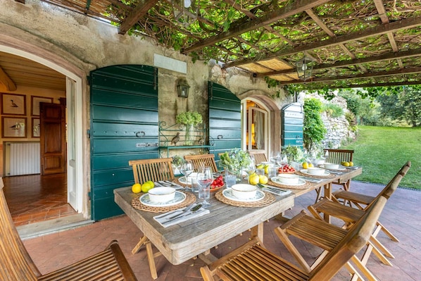 Outdoor dining