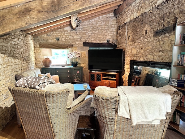 Smart TV - Beautiful converted farmhouse with private pool in hamlet near La Chapelle-Bâton (La Chapelle-Bâton)
