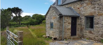 Stone Cottage Skye - Cosy Coastal Cottage. Unique blend of Traditional & Modern.