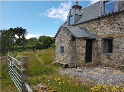 Stone Cottage Skye - Cosy Coastal Cottage. Unique blend of Traditional & Modern.