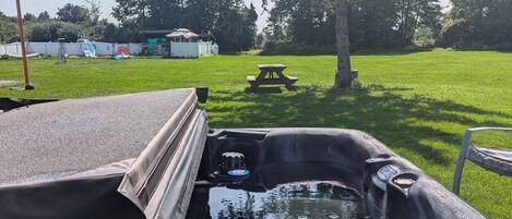 Bañera de hidromasaje al aire libre