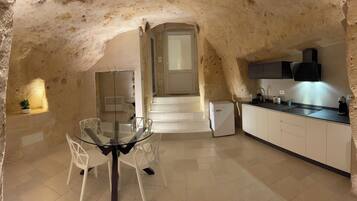 Jääkaappi, mikroaaltouuni, liesi, kahvin-/teenkeitin