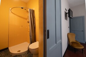 Dusj, hårføner og håndklær