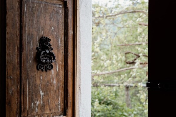 A wooden door with a metal knocker. - 'Patata Rossa' Room with Mountain View, Wi-Fi, and Air Conditioning (Bormida)