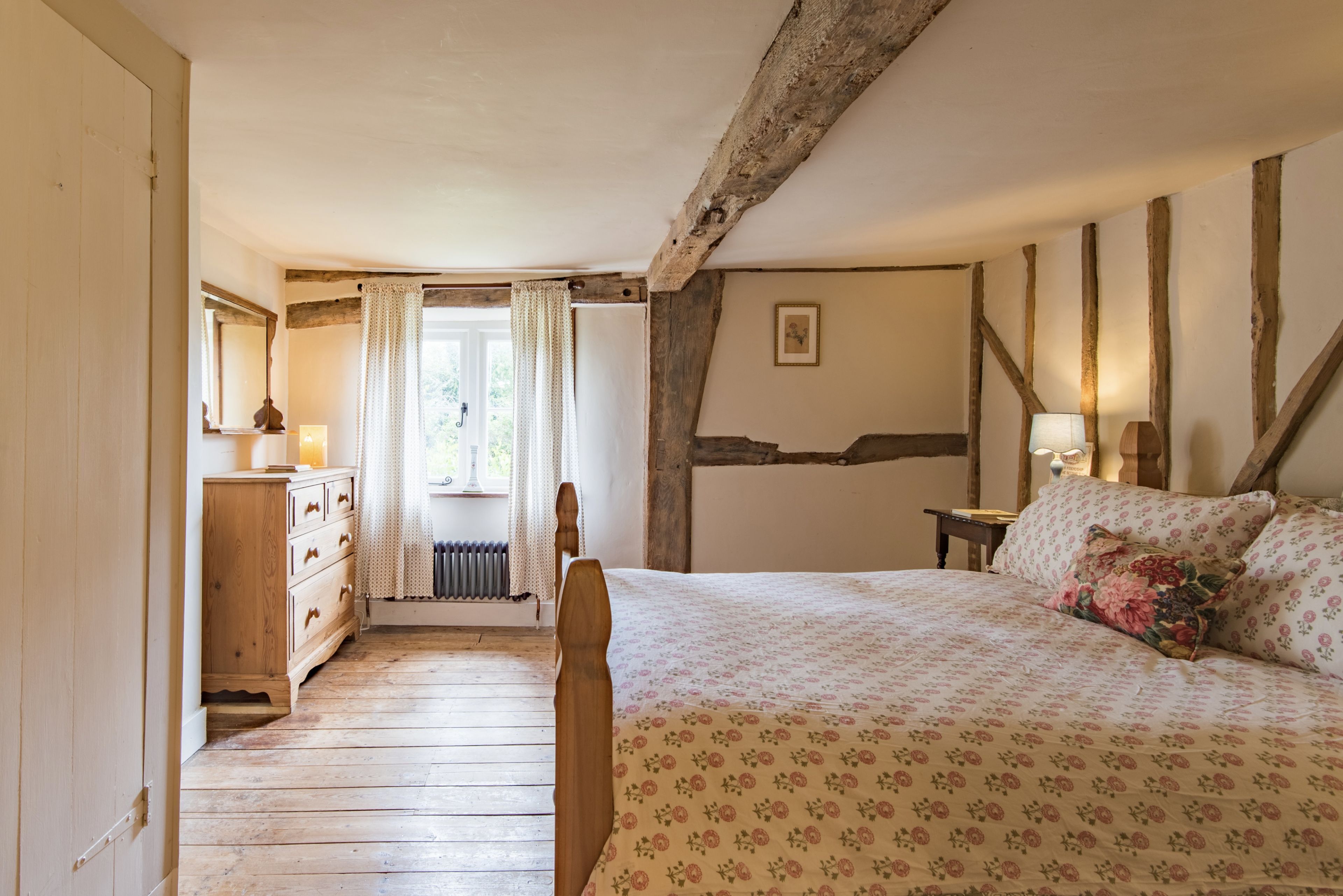 2 bedrooms, desk, iron/ironing board, WiFi