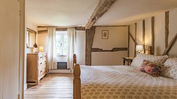 2 bedrooms, desk, iron/ironing board, WiFi