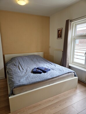 2 Schlafzimmer, Zimmersafe, Schreibtisch, Bügeleisen/Bügelbrett
