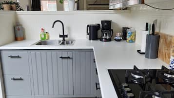 Een koelkast, een oven, een kookplaat, een vaatwasser