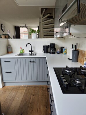 Kjøleskap, ovn, kokeplater og oppvaskmaskin