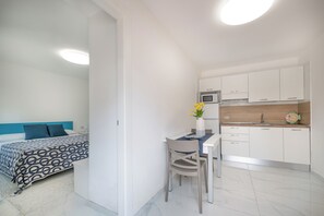 Appartement économique | Coffre-fort, système d’insonorisation, fer et planche à repasser