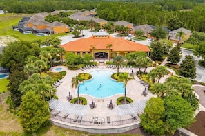 Un complexe hôtelier doté d’une piscine centrale, de plusieurs villas pour les clients et d’un aménagement paysager luxuriant.